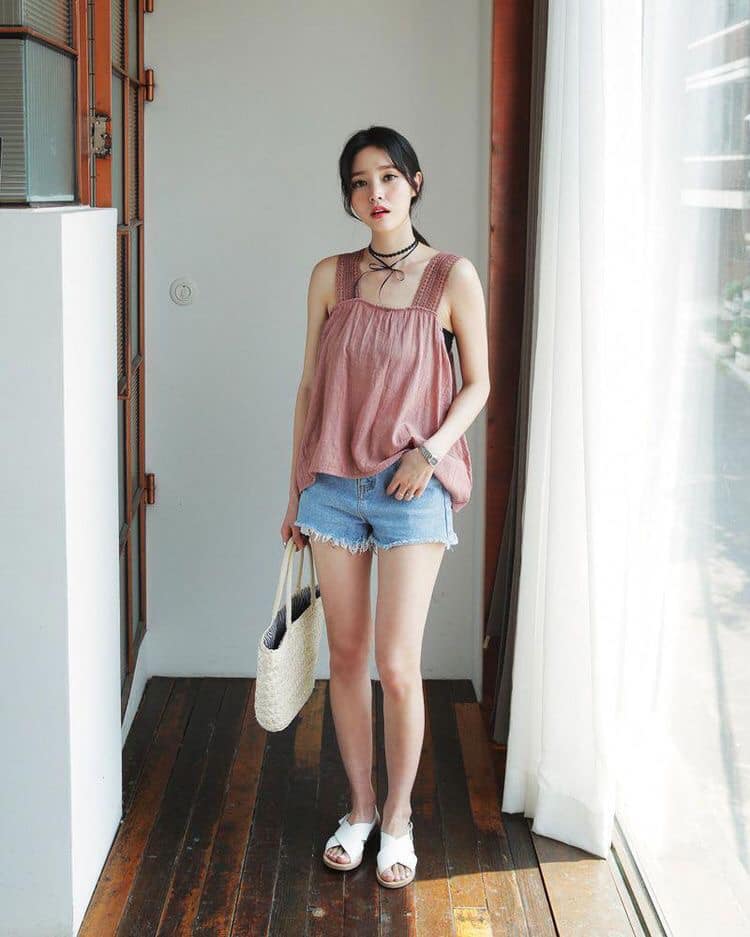 5 cách phối đồ đẹp cùng quần short nữ đơn giản mà thu hút 39 - 5 cách phối đồ đẹp cùng quần short nữ đơn giản mà thu hút, - áo sơ mi, áo thun, áo trễ vai, quần short - Mỹ phẩm làm đẹp, trang điểm, chăm sóc da hiệu quả an toàn Phối đồ với quần short