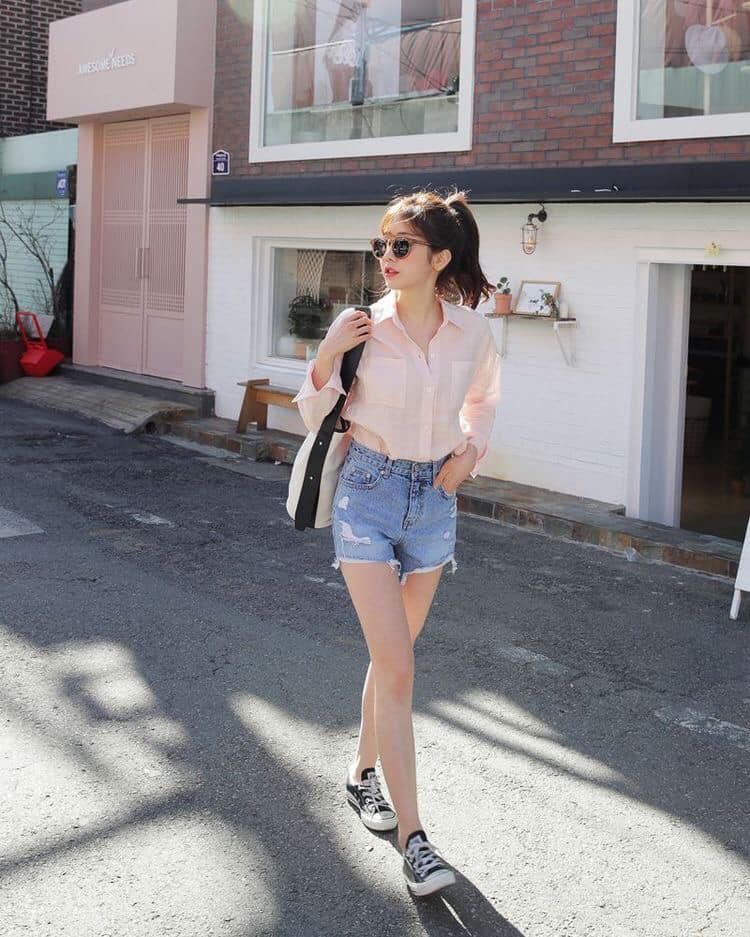 5 cách phối đồ đẹp cùng quần short nữ đơn giản mà thu hút 42 - 5 cách phối đồ đẹp cùng quần short nữ đơn giản mà thu hút, - áo sơ mi, áo thun, áo trễ vai, quần short - Mỹ phẩm làm đẹp, trang điểm, chăm sóc da hiệu quả an toàn Phối đồ với quần short