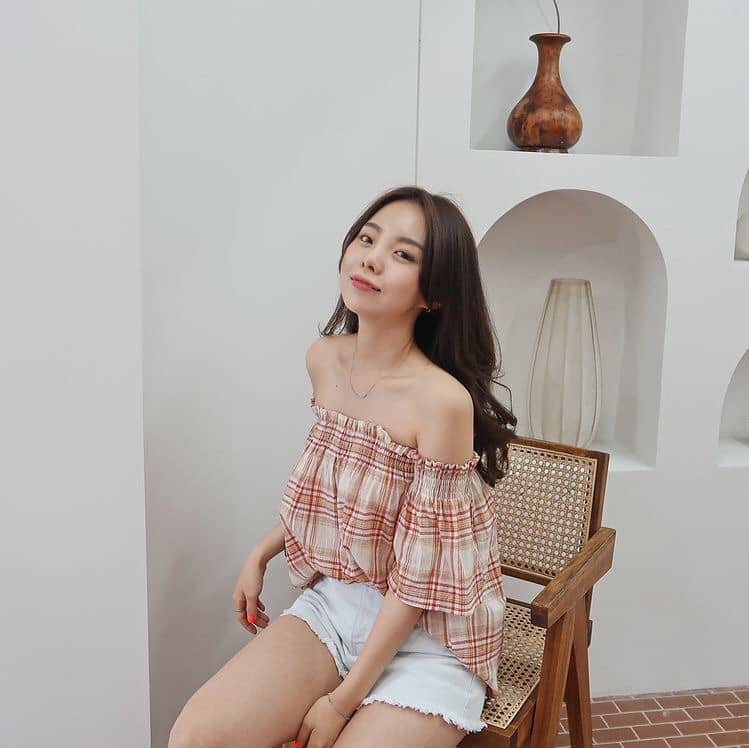5 cách phối đồ đẹp cùng quần short nữ đơn giản mà thu hút 43 - 5 cách phối đồ đẹp cùng quần short nữ đơn giản mà thu hút, - áo sơ mi, áo thun, áo trễ vai, quần short - Mỹ phẩm làm đẹp, trang điểm, chăm sóc da hiệu quả an toàn Phối đồ với quần short