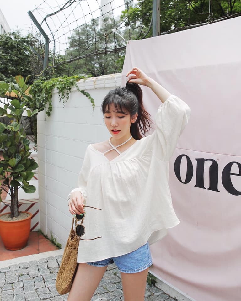 5 cách mix đồ với quần short khi đi biển 34 - 5 cách mix đồ với quần short khi đi biển, - áo carop top, áo hai dây, áo sơ mi, áo sơ mi oversize, áo tắm, áo trễ vai, cách mix đồ với quần short, mix đồ với quần short, quần short - Mỹ phẩm làm đẹp, trang điểm, chăm sóc da hiệu quả an toàn Mix đồ với quần short khi đi biển