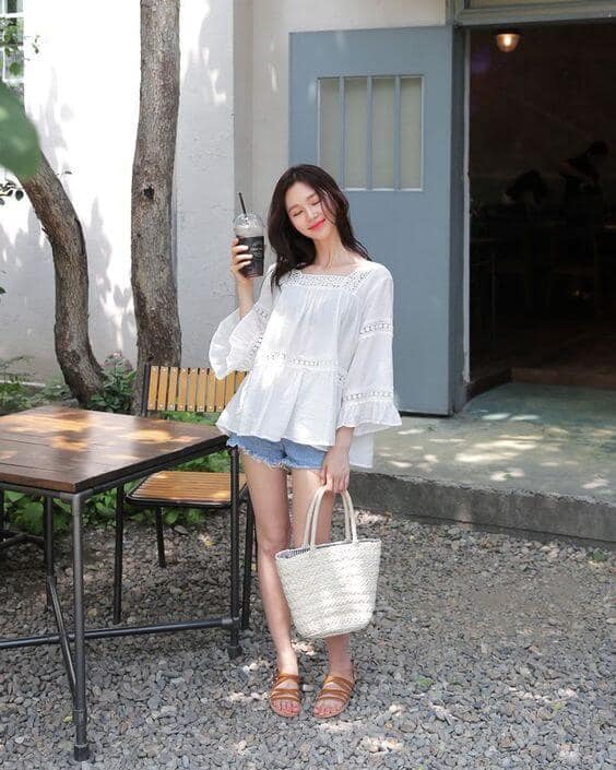 5 cách mix đồ với quần short khi đi biển 36 - 5 cách mix đồ với quần short khi đi biển, - áo carop top, áo hai dây, áo sơ mi, áo sơ mi oversize, áo tắm, áo trễ vai, cách mix đồ với quần short, mix đồ với quần short, quần short - Mỹ phẩm làm đẹp, trang điểm, chăm sóc da hiệu quả an toàn Mix đồ với quần short khi đi biển