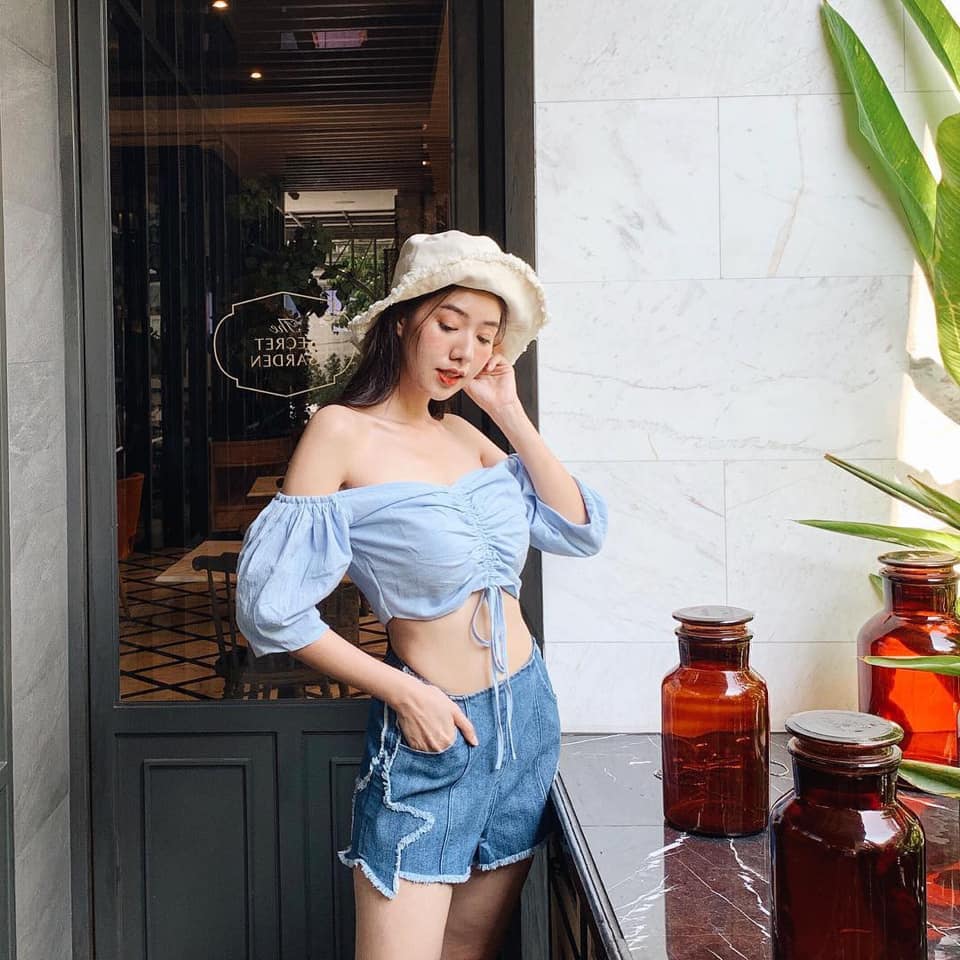 5 cách mix đồ với quần short khi đi biển 28 - 5 cách mix đồ với quần short khi đi biển, - áo carop top, áo hai dây, áo sơ mi, áo sơ mi oversize, áo tắm, áo trễ vai, cách mix đồ với quần short, mix đồ với quần short, quần short - Mỹ phẩm làm đẹp, trang điểm, chăm sóc da hiệu quả an toàn Mix đồ với quần short khi đi biển