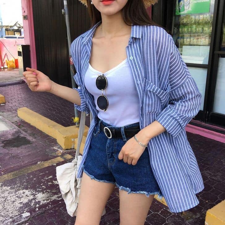 5 cách mix đồ với quần short khi đi biển 30 - 5 cách mix đồ với quần short khi đi biển, - áo carop top, áo hai dây, áo sơ mi, áo sơ mi oversize, áo tắm, áo trễ vai, cách mix đồ với quần short, mix đồ với quần short, quần short - Mỹ phẩm làm đẹp, trang điểm, chăm sóc da hiệu quả an toàn Mix đồ với quần short khi đi biển