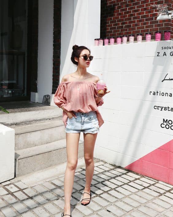5 cách mix đồ với quần short khi đi biển 39 - 5 cách mix đồ với quần short khi đi biển, - áo carop top, áo hai dây, áo sơ mi, áo sơ mi oversize, áo tắm, áo trễ vai, cách mix đồ với quần short, mix đồ với quần short, quần short - Mỹ phẩm làm đẹp, trang điểm, chăm sóc da hiệu quả an toàn Mix đồ với quần short khi đi biển