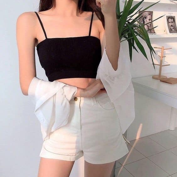 5 cách mix đồ với quần short khi đi biển 31 - 5 cách mix đồ với quần short khi đi biển, - áo carop top, áo hai dây, áo sơ mi, áo sơ mi oversize, áo tắm, áo trễ vai, cách mix đồ với quần short, mix đồ với quần short, quần short - Mỹ phẩm làm đẹp, trang điểm, chăm sóc da hiệu quả an toàn Mix đồ với quần short khi đi biển