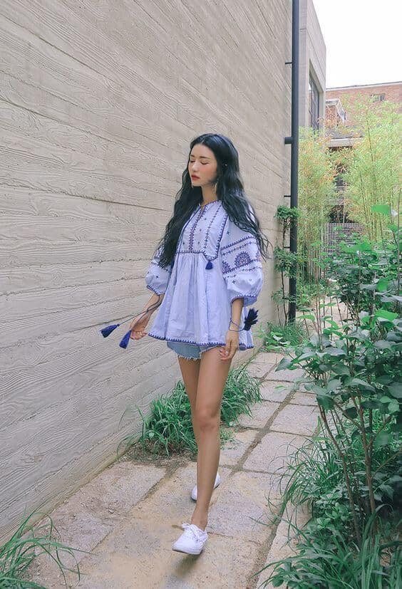 5 cách mix đồ với quần short khi đi biển 35 - 5 cách mix đồ với quần short khi đi biển, - áo carop top, áo hai dây, áo sơ mi, áo sơ mi oversize, áo tắm, áo trễ vai, cách mix đồ với quần short, mix đồ với quần short, quần short - Mỹ phẩm làm đẹp, trang điểm, chăm sóc da hiệu quả an toàn Mix đồ với quần short khi đi biển