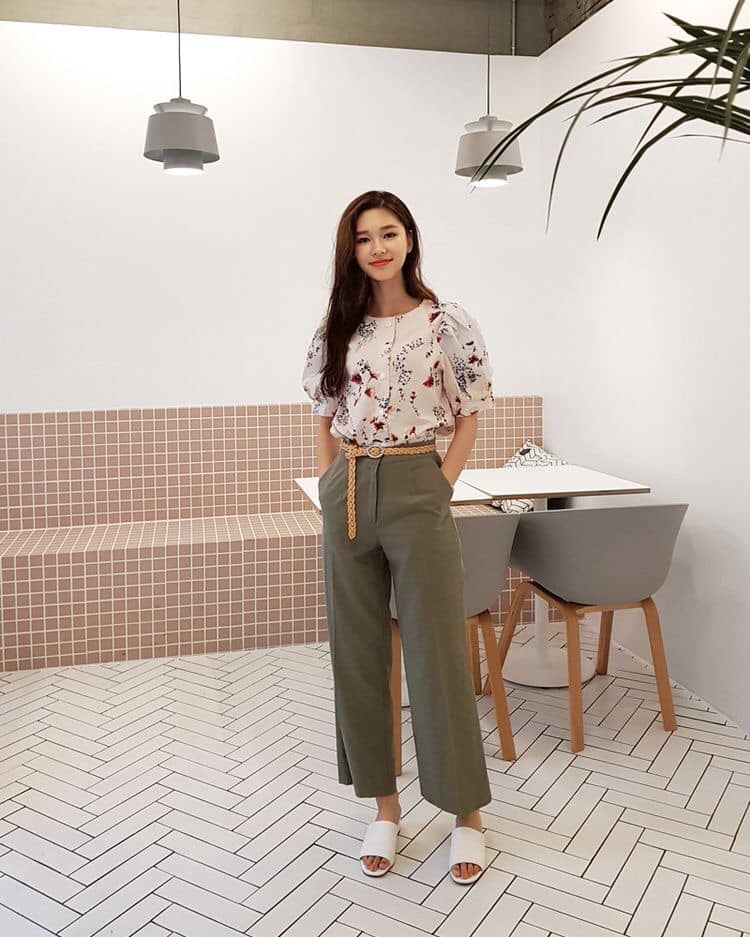 5 kiểu quần ống rộng dành cho nàng sành điệu, cá tính 35 - 5 kiểu quần ống rộng dành cho nàng sành điệu, cá tính, - kiểu quần ống rộng, quần jeans, quần jeans ống rộng, quần ống rộng, quần ống rộng họa tiết, quần ống rộng linen, quần ống rộng lửng, quần tây ống rộng - Mỹ phẩm làm đẹp, trang điểm, chăm sóc da hiệu quả an toàn Quần ống rộng
