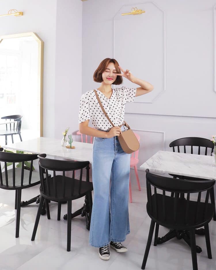 5 kiểu quần ống rộng dành cho nàng sành điệu, cá tính 30 - 5 kiểu quần ống rộng dành cho nàng sành điệu, cá tính, - kiểu quần ống rộng, quần jeans, quần jeans ống rộng, quần ống rộng, quần ống rộng họa tiết, quần ống rộng linen, quần ống rộng lửng, quần tây ống rộng - Mỹ phẩm làm đẹp, trang điểm, chăm sóc da hiệu quả an toàn Quần jeans ống rộng