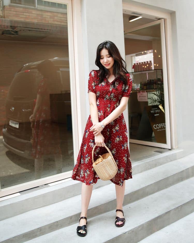 5 mẫu váy đẹp mùa hè nhẹ nhàng, nữ tính vô đối 38 - 5 mẫu váy đẹp mùa hè nhẹ nhàng, nữ tính vô đối, - mẫu váy đẹp, mẫu váy đẹp mùa hè, váy cài khuy, váy chiết eo, váy cột nơ vạt chéo, váy đầm đẹp, váy hai dây, váy hoa vintage - Mỹ phẩm làm đẹp, trang điểm, chăm sóc da hiệu quả an toàn Váy đầm đẹp