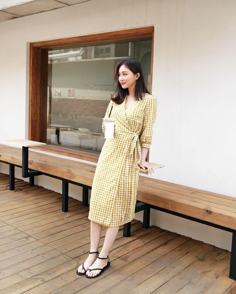 5 mẫu váy đẹp mùa hè nhẹ nhàng, nữ tính vô đối 48 - 5 mẫu váy đẹp mùa hè nhẹ nhàng, nữ tính vô đối, - mẫu váy đẹp, mẫu váy đẹp mùa hè, váy cài khuy, váy chiết eo, váy cột nơ vạt chéo, váy đầm đẹp, váy hai dây, váy hoa vintage - Mỹ phẩm làm đẹp, trang điểm, chăm sóc da hiệu quả an toàn Váy đầm đẹp