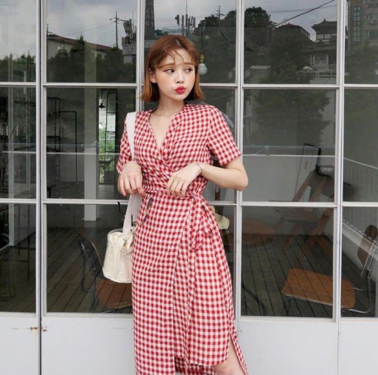 5 mẫu váy đẹp mùa hè nhẹ nhàng, nữ tính vô đối 46 - 5 mẫu váy đẹp mùa hè nhẹ nhàng, nữ tính vô đối, - mẫu váy đẹp, mẫu váy đẹp mùa hè, váy cài khuy, váy chiết eo, váy cột nơ vạt chéo, váy đầm đẹp, váy hai dây, váy hoa vintage - Mỹ phẩm làm đẹp, trang điểm, chăm sóc da hiệu quả an toàn Váy đầm đẹp