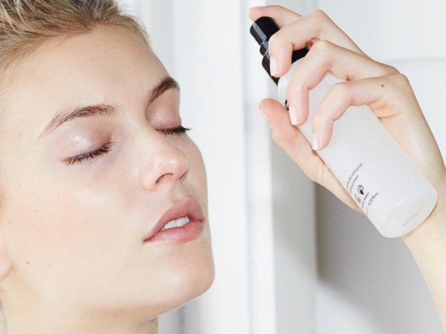 5 tác dụng của xịt khoáng hữu ích cho da trong mùa nóng 7 - 5 tác dụng của xịt khoáng hữu ích cho da trong mùa nóng, - bảo vệ lớp trang điểm, chăm sóc da, chống lão hóa, dưỡng ẩm da, kiềm dầu, làm dịu da, mỹ phẩm, tác dụng của xịt khoáng, xịt khoáng, xịt khoáng cho da dầu - Mỹ phẩm làm đẹp, trang điểm, chăm sóc da hiệu quả an toàn xịt khoáng dưỡng da