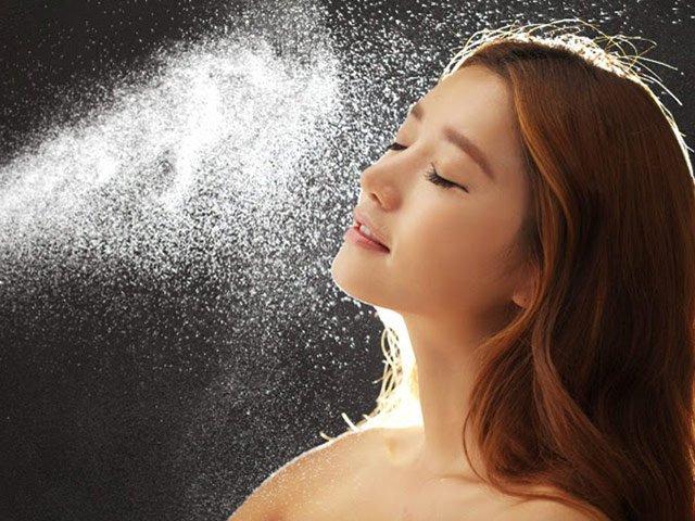 5 tác dụng của xịt khoáng hữu ích cho da trong mùa nóng 8 - 5 tác dụng của xịt khoáng hữu ích cho da trong mùa nóng, - bảo vệ lớp trang điểm, chăm sóc da, chống lão hóa, dưỡng ẩm da, kiềm dầu, làm dịu da, mỹ phẩm, tác dụng của xịt khoáng, xịt khoáng, xịt khoáng cho da dầu - Mỹ phẩm làm đẹp, trang điểm, chăm sóc da hiệu quả an toàn xịt khoáng cho da dầu